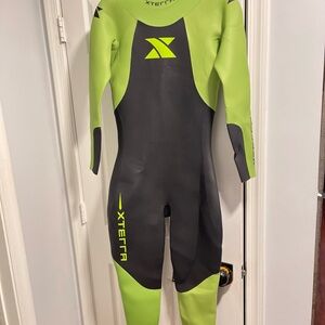 Woman’s NWT FULL-SIZE PERFORMANCE TRIATHLON Wetsuit - Green and Black